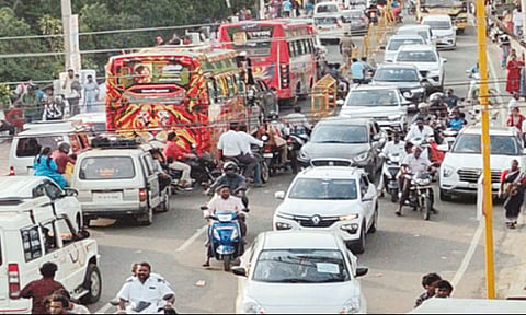 ஏற்காட்டில் மலர் கண்காட்சியை காண குவிந்த சுற்றுலா பயணிகள்: கடும் போக்குவரத்து நெரிசல்