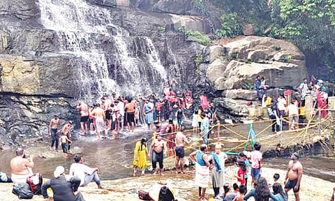 கோடை விடுமுறையையொட்டி சின்னச்சுருளி அருவியில் குவிந்த சுற்றுலா பயணிகள்