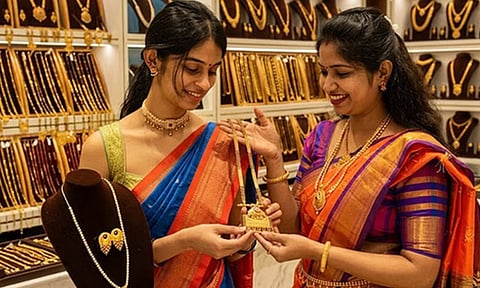 வார தொடக்கத்தில் உயர்ந்த தங்கம் விலை.. இன்றைய நிலவரம் என்ன.?