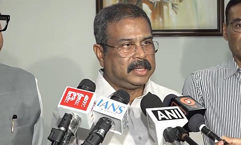 சி.பி.எஸ்.இ. தேர்வு குளறுபடி புகார்; ‘அசவுகரியத்திற்கு நானே பொறுப்பேற்கிறேன்’ - மத்திய கல்வி மந்திரி