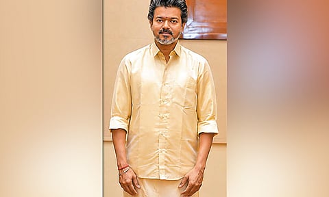 தலைமைச் செயலகத்திற்கு பட்டு வேட்டி, சட்டையில் வந்த முதல்-அமைச்சர் விஜய்