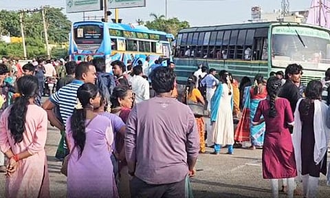 திருவண்ணாமலையில் கிரிவலம் முடிந்து சொந்த ஊர்களுக்குச் செல்ல போதிய பஸ்கள் இல்லாததால் பக்தர்கள் அவதி