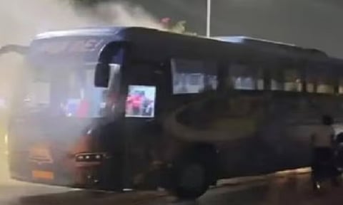 குஜராத் டைட்டன்ஸ் அணி பேருந்தில் தீ