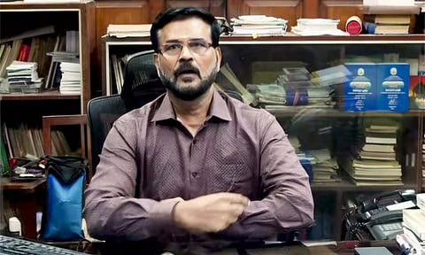தமிழக சட்டசபை செயலாளர் சீனிவாசன் திடீர் ராஜினாமா