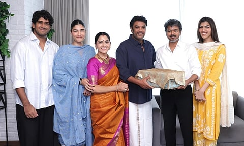 மகள் அவந்திகா திருமணம்; முதல் அமைச்சர் விஜய்யை சந்தித்து அழைப்பு விடுத்த குஷ்பு- சுந்தர் சி