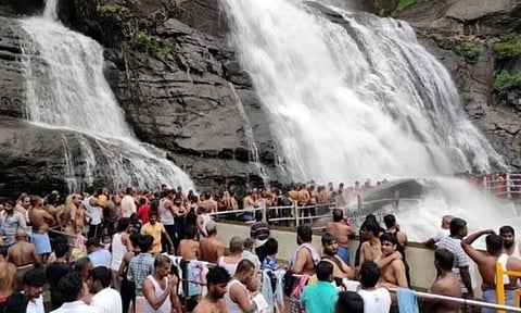 தென்காசி பழைய குற்றாலம் அருவியில் சுற்றுலா பயணிகள் குளிக்கத்தடை