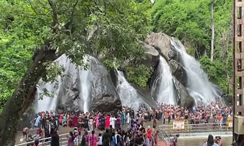 குற்றாலம் ஐந்தருவியில் ஆர்ப்பரித்துக் கொட்டும் தண்ணீர் - சுற்றுலா பயணிகள் உற்சாகம்
