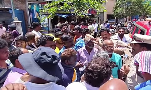 சென்னை எண்ணூரில் டாஸ்மாக் கடையை அகற்றக்கோரி பொதுமக்கள் சாலை மறியல்