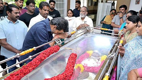 மறைந்த இயக்குநர் பாரதிராஜாவின் உடலுக்கு முதல்-அமைச்சர் விஜய் நேரில் அஞ்சலி
