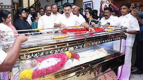 இயக்குநர் பாரதிராஜா உடலுக்கு மு.க.ஸ்டாலின் நேரில் அஞ்சலி