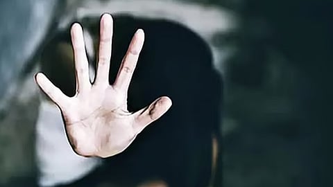 பாலியல் வன்கொடுமை முயற்சி: கூச்சலிட்ட சிறுமியை மாடியில் இருந்து தள்ளி விட்ட டிரைவர்