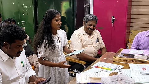 அரசுப் பள்ளியில் மகளை சேர்த்த தவெக எம்எல்ஏவுக்கு குவியும் பாராட்டு!