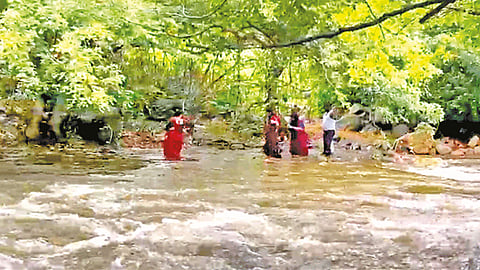 தென்காசி: ஆற்று வெள்ளத்தில் சிக்கி தவித்த சுற்றுலா பயணிகள்