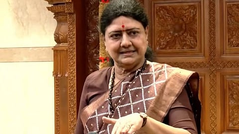 ராஜினாமாவை ஏற்ற பிறகு நோட்டீஸ் அனுப்புவது ஏன்? சபாநாயகருக்கு சசிகலா கேள்வி