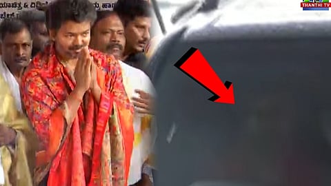 கொல்லூரில் சாமி தரிசனம் முடிந்த பின் காரை தானே ஓட்டிச்சென்ற முதல் அமைச்சர் விஜய்