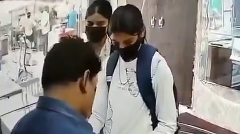நகைக்கடையில் திருட முயன்ற சிறுமிகள்.! அதிர்ச்சி வீடியோ