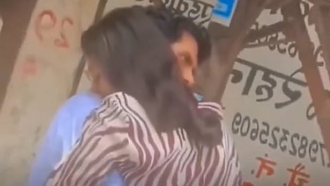 கோர்ட்டு வளாகத்தில் பரபரப்பு: விவாகரத்து மனுவை கிழித்து கணவரை கட்டிப்பிடித்த மனைவி