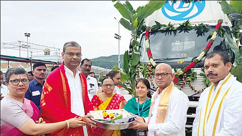 திருப்பதி தேவஸ்தானத்துக்கு லாரி காணிக்கை
