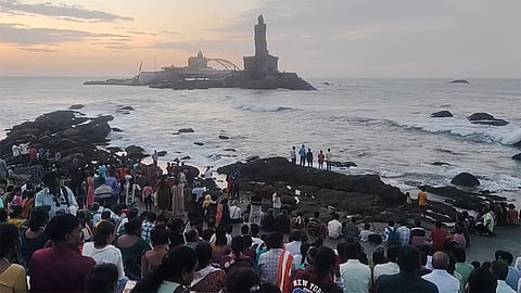 விடுமுறை தினம்: கன்னியாகுமரியில் குவிந்த சுற்றுலா பயணிகள்