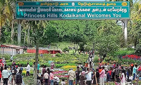 விடுமுறை தினத்தையொட்டி கொடைக்கானலில் குவிந்த சுற்றுலா பயணிகள்
