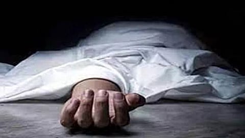 குற்றாலம் அருவியில் குளித்துக்கொண்டிருந்த பெண் திடீர் உயிரிழப்பு.!