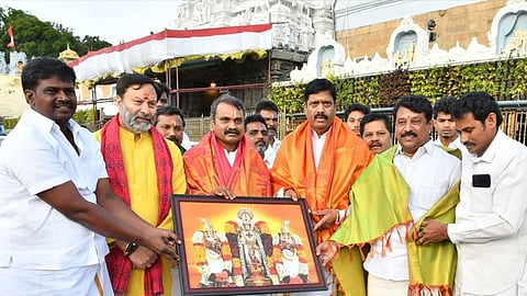திருப்பதி ஏழுமலையான் கோவிலில் சாமி தரிசனம்