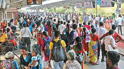 பராமரிப்பு பணியால் தாமதமாக இயக்கப்படும் மின்சார ரெயில்கள்: சென்டிரலில் அலைமோதிய கூட்டம்