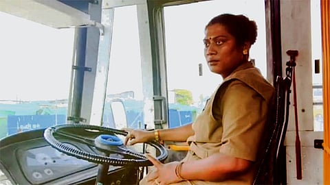 அரசுப்பேருந்து ஓட்டுநராக தடம் பதிக்கும் திருநங்கை ஸ்ரீதேவி..! புதுக்கோட்டையில் வரலாற்று சாதனை..!