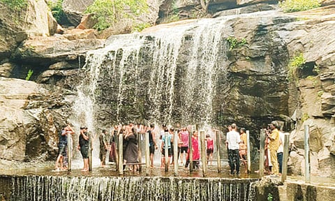 பஞ்சலிங்க அருவியில் சுற்றுலா பயணிகள் உற்சாக குளியல்