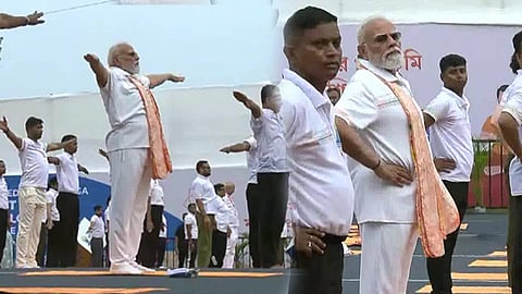 சர்வதேச யோகா தினம்: பொதுமக்களுடன் சேர்ந்து யோகாசனம் செய்த பிரதமர் மோடி