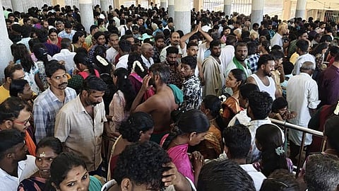 திருச்செந்தூர் முருகன் கோவில், விடுமுறை தினத்தில் குவிந்த பக்தர்கள்