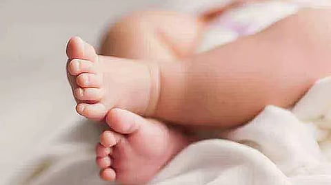 மொபைலில் ஆபாச படம் பார்த்து 9 மாத குழந்தையை வன்கொடுமை செய்த 12 வயது சிறுவன் - உ.பி.யில் பயங்கரம்