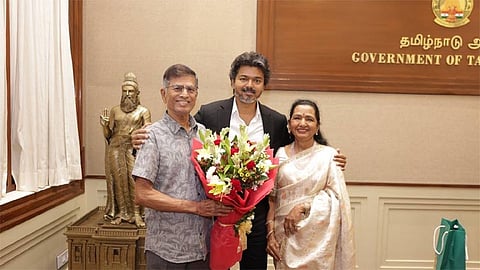 பெற்றோரிடம் ஆசி பெற்ற முதல்-அமைச்சர் விஜய்