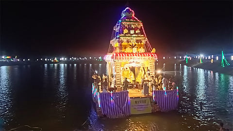 மயிலாடுதுறை மாவட்டம் திருநாங்கூர் திருவன்புருஷோத்தம பெருமாள் கோவிலில் தெப்ப உற்சவம்