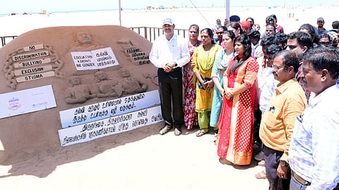 மெரினாவில் பாலின சமத்துவத்திற்கான விழிப்புணர்வு மணல் சிற்பம் - மாநகராட்சி ஆணையாளர் பார்வையிட்டார்