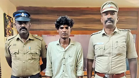 நகைகள் திருடிய வாலிபர் கைது