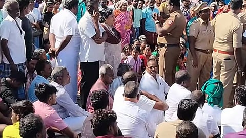 திருச்சி: மேம்பாலம் அமைக்க கோரி பொதுமக்கள் சாலையில் போராட்டம்