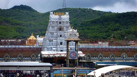 திருப்பதி ஏழுமலையான் கோவிலில் பக்தர்கள் சாமி தரிசனம் செய்ய 30 மணி நேரம் காத்திருப்பு