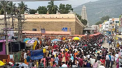 தி.மலை அண்ணாமலையார் கோவிலில் 5 மணி நேரம் காத்திருந்து பக்தர்கள் தரிசனம்