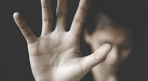 ஓடும் ரெயிலில் பெண்ணுக்கு பாலியல் தொல்லை: ஐ.டி. ஊழியர் கைது