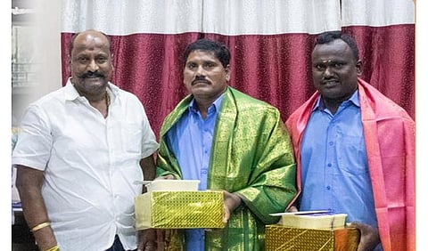 போக்குவரத்து துறை அமைச்சருடன் பேருந்து ஊழியர்கள்