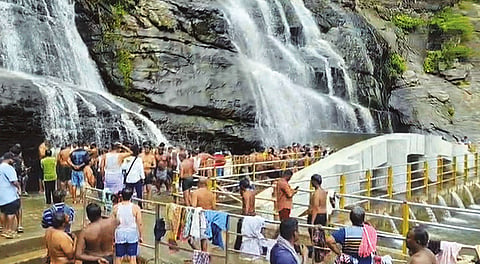 குற்றால அருவிகளில் நீர்வரத்து அதிகரிப்பு: சுற்றுலாப் பயணிகள் மகிழ்ச்சி