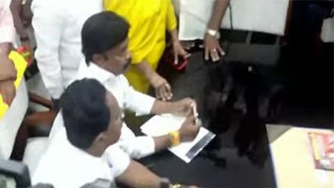 சபாநாயகர் ஜே.சி.டி.பிரபாகருடன் இசக்கி சுப்பையா சந்திப்பு