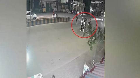 நடுரோட்டில் போலீஸ்காரரை சரமாரியாக தாக்கிய கும்பல் - அதிர்ச்சி வீடியோ