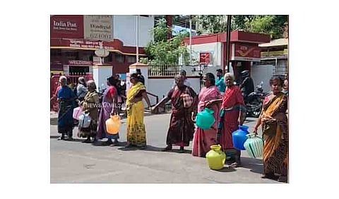பெண்கள் சாலை மறியலில் ஈடுபட்டனர்.