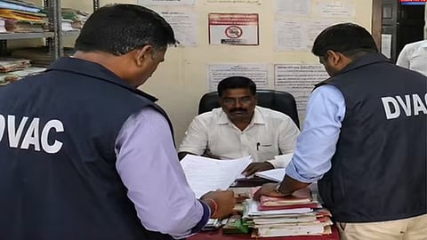 தமிழ்நாடு முழுவதும் நகராட்சி அலுவலகத்தில் லஞ்ச ஒழிப்புத்துறை அதிகாரிகள் தீவிர சோதனை