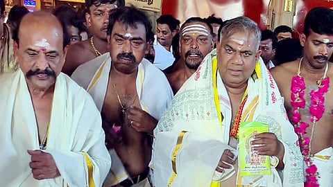 திருச்செந்தூர் சுப்பிரமணிய சுவாமி கோவிலில் அமைச்சர் ஆனந்த் சாமி தரிசனம்!