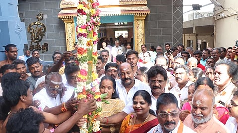ஆடி திருவிழாவை முன்னிட்டு சேலம் கோட்டை மாரியம்மன் கோவிலில் முகூர்த்தகால் நடப்பட்டது