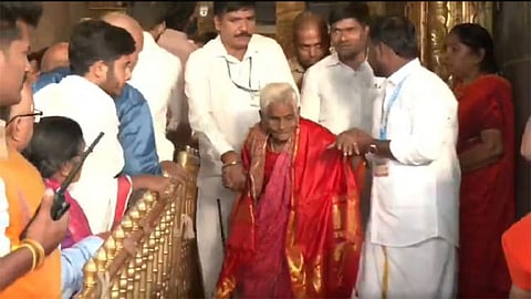 ஏழுமலையானை தரிசிக்க 3,550 படிக்கட்டுகள் ஏறிவந்த 116 வயது மூதாட்டிக்கு வி.ஐ.பி. தரிசனம்: கோவில் நிர்வாகம் சிறப்பு ஏற்பாடு