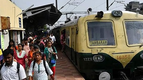 சென்னை கடற்கரை - தாம்பரம் ரெயில்கள் தாமதம் ; பயணிகள் அவதி